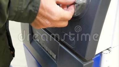 1.一个人从ATM机取款